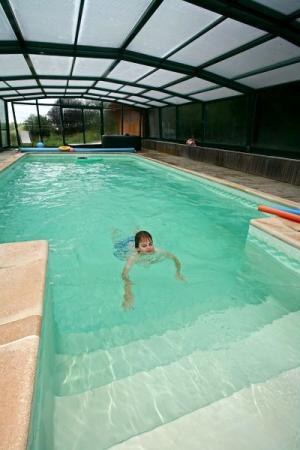 Piscine au sel, couverte, chauffée du gite de la ferme bio de they