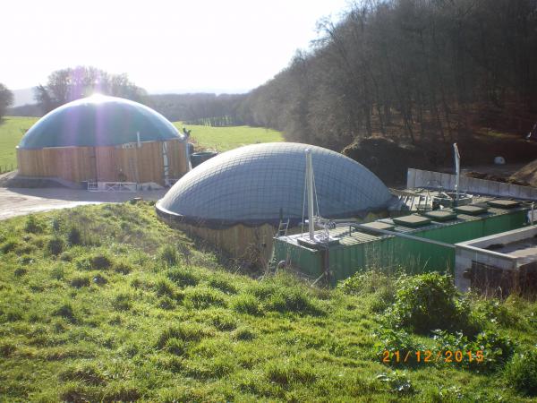 digesteurs de la méthanisation de la ferme bio de They