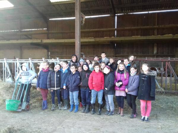 une classe en visite de la ferme bio de They